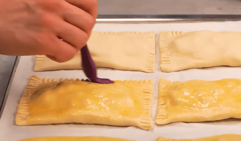 slané kapsičky z listového těsta plněné šunko-sýrovou směsí