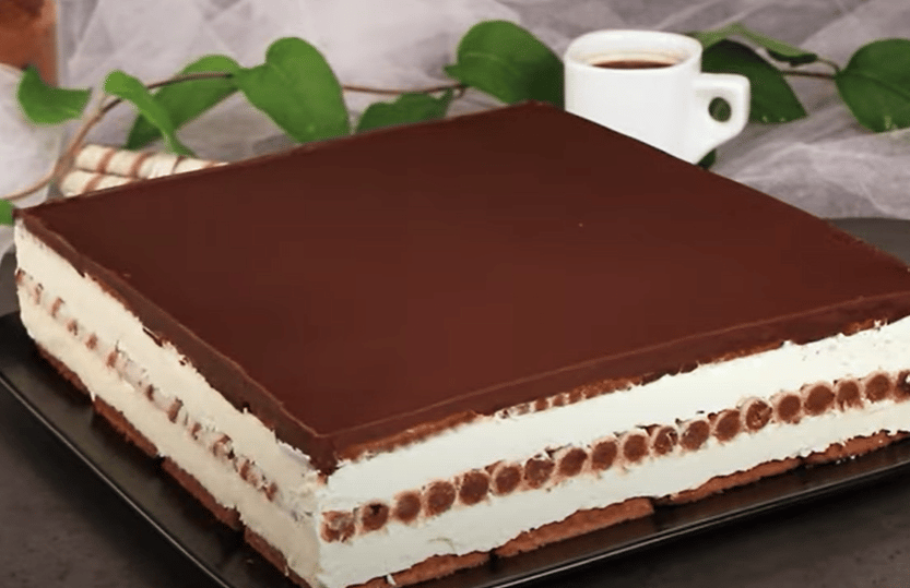 fantastický oplatkový dort s krémem a čokoládovou polevou!