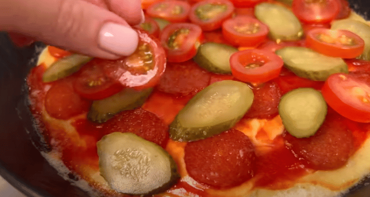 domácí pizza na pánvi připravená za 5 minut z oblíbených surovin