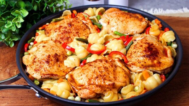 kuřecí stehna se zeleninou a těstovinami z jedné pánve