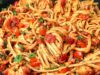 Špagety s kuřecím masem a rajčatovou omáčkou – rychlé a snadné