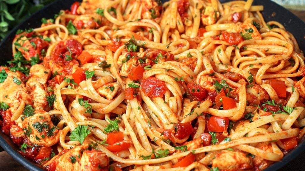 Špagety s kuřecím masem a rajčatovou omáčkou – rychlé a snadné