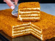 medovník – dort z medu a karamelu se zakysanou smetanou