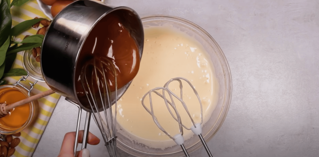 medovník – dort z medu a karamelu se zakysanou smetanou
