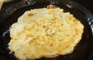 palačinky na slaný způsob se zeleninkou a sýrem – jasná volba rychlé večeře!