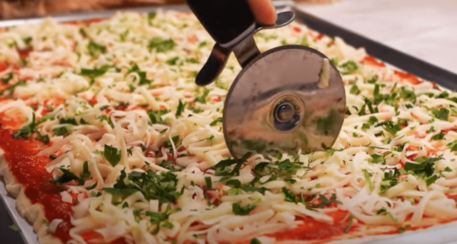 jednoduchý a levný recept na domácí pizzu: dělám jí téměř každý týden! jednoduchý a levný recept na domácí pizzu: dělám jí téměř každý týden!