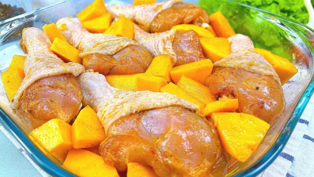 kuřecí stehna na bramborách pečená na jednom plechu – rychlé a snadné