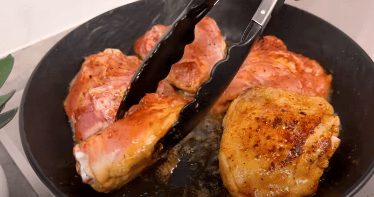 rychlý a lahodný recept na kuřecí stehna v neuvěřitelně chutné omáčce