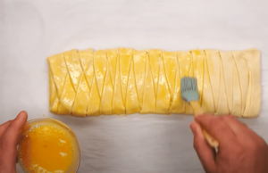 oblíbená slaná pochoutka u nás doma: vyzkoušejte tento štrůdl se šunkou a sýrem!
