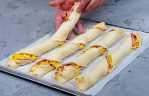 levná a rychle připravená svačina – sýrové tyčinky z listového těsta
