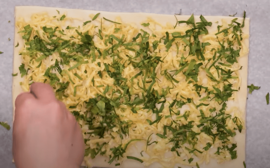 inspirace na skvělý slaný předkrm z listového těsta: vyzkoušejte tyto sýrové vrtule!