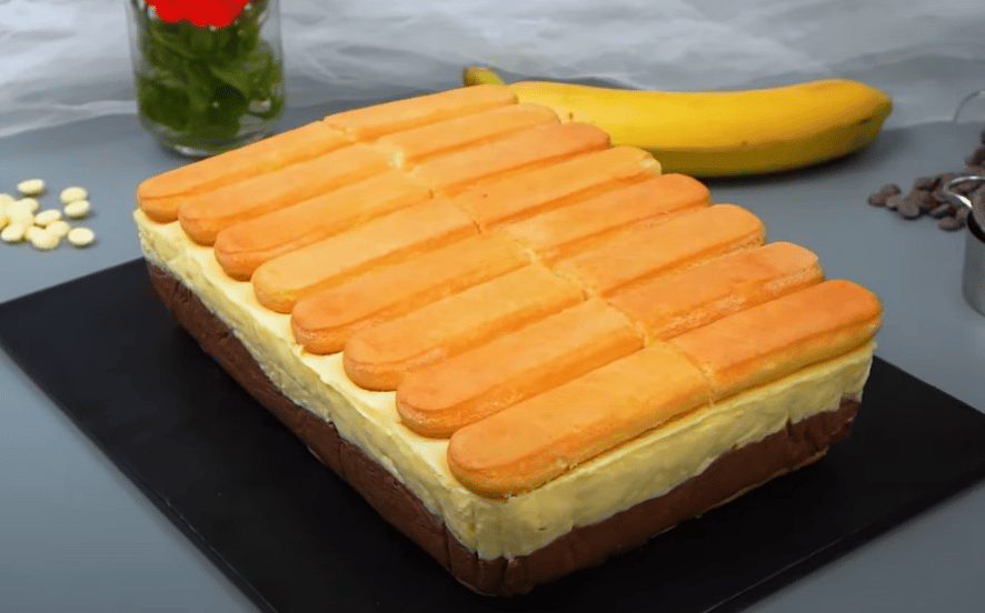luxusní nepečený dort s dvěma různými krémy, piškoty a banány!