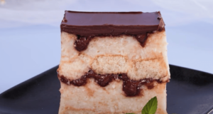 vynikající piškotový dort s krémem a čokoládou připravený v krabici od mléka!