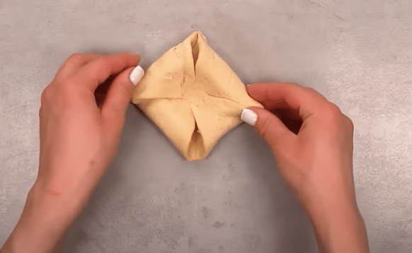 masové kuličky v listovém těstíčku a sýru: tip na skvělý, slaný předkrm!