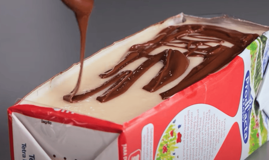 vynikající piškotový dort s krémem a čokoládou připravený v krabici od mléka!