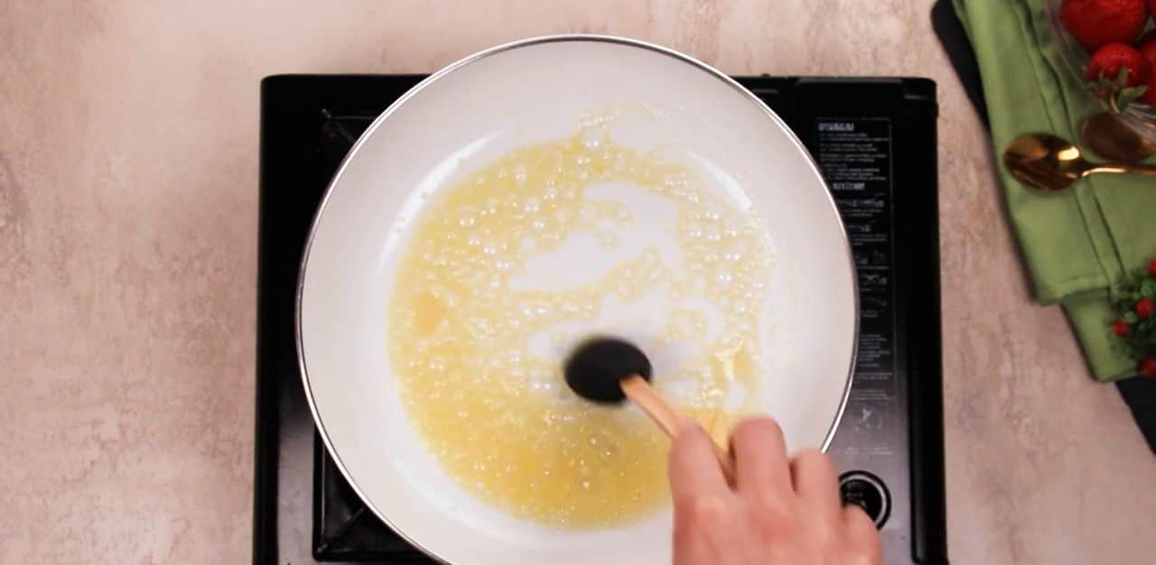 jak připravit koláč s jahodami a kondenzovaným mlékem přímo na pánvi!