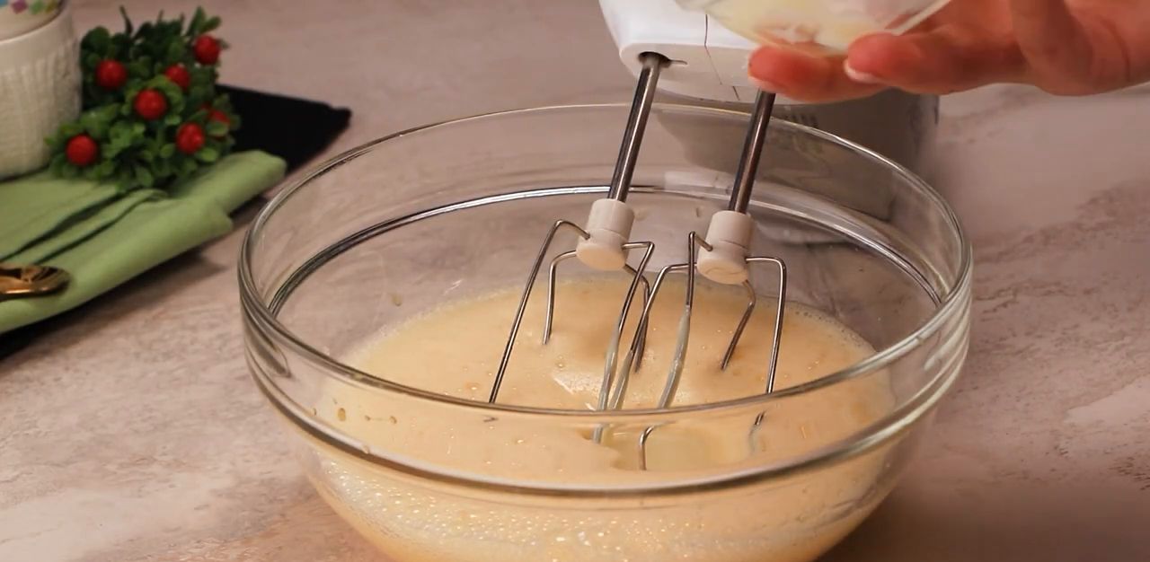 Jak připravit koláč s jahodami a kondenzovaným mlékem přímo na pánvi!