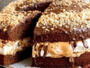 vynikající “snickers” dort s arašídami a čokoládou – každý si jej zamiluje!