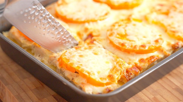 Lahodná a jednoduchá večeře z kuřete a brambor v troubě Lahodná a jednoduchá večeře z kuřete a brambor v troubě
