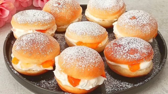 Snadná recept na domácí koblihy se smetanovou náplní Snadná recept na domácí koblihy se smetanovou náplní