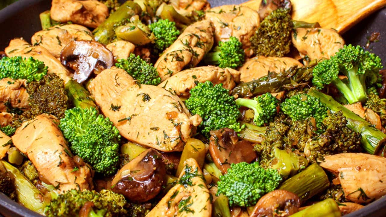 neuvěřitelná kombinace kuřecích řízků, chřestu a brokolice! vydatné a chutné!