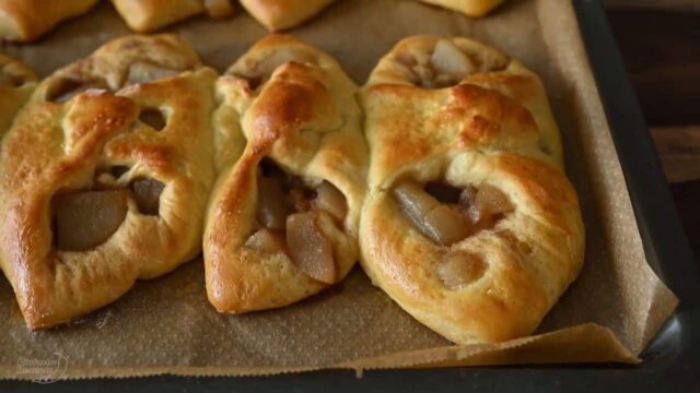 Recept na hruškový koláč z kynutého těsta - velmi chutný