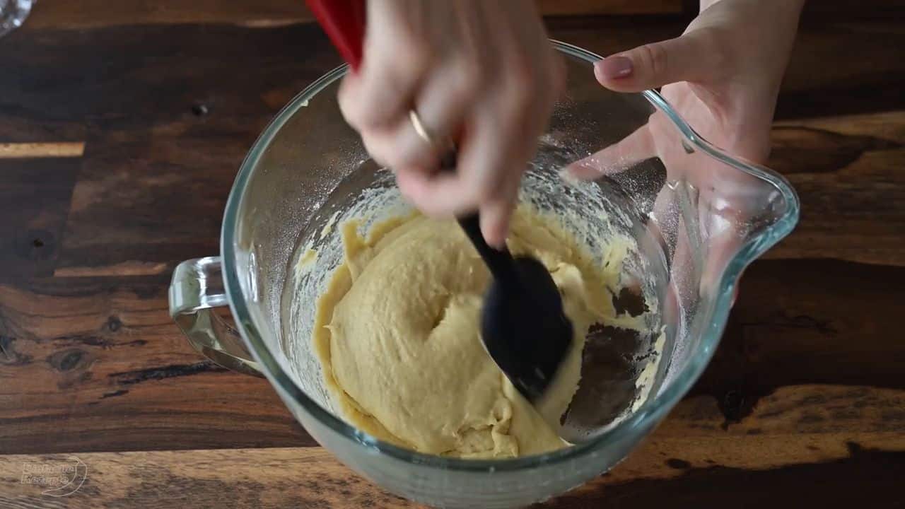 Recept na hruškový koláč z kynutého těsta – velmi chutný