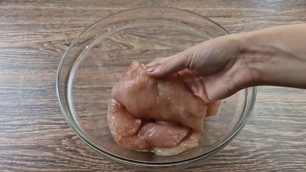 Kuřecí prsa v chutném obalu s bramborami