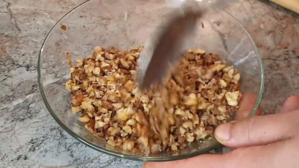 Vlašské ořechy hoďte do vroucí vody a připravte si tento dezert