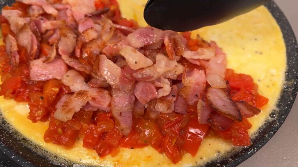 Snídaně na pánvi - rychlá vaječná omeleta s rajčaty, slaninou a sýrem