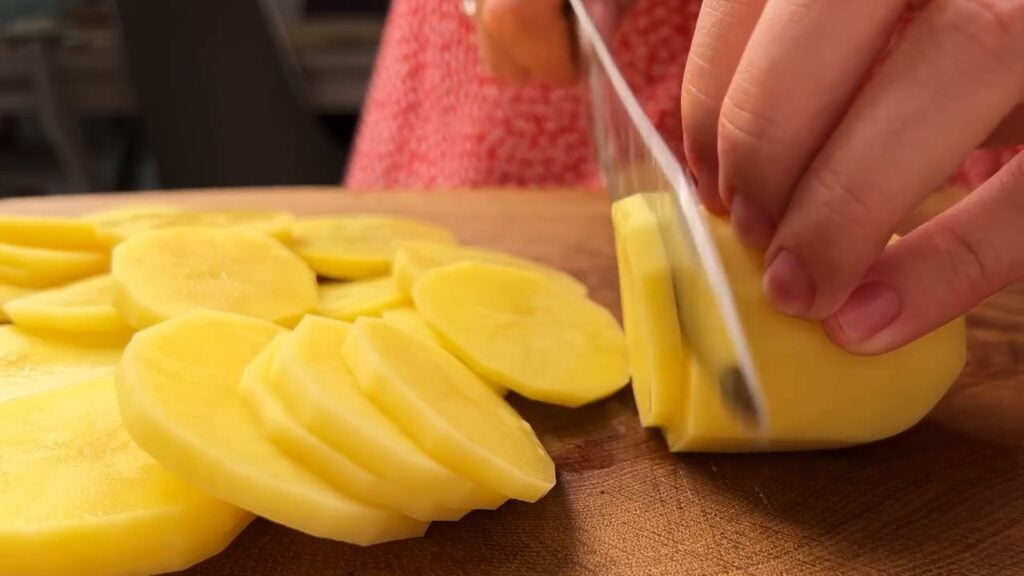 Úžasný recept na pečené kuřecí řízky s pečenými brambory a omáčkou – doporučujeme vyzkoušet!