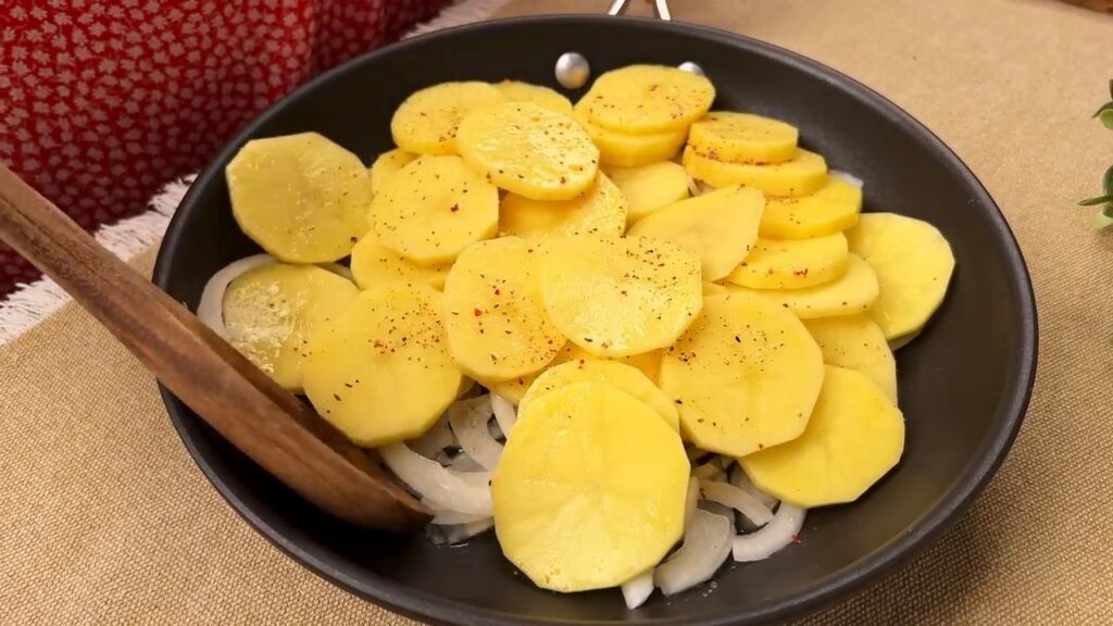 Úžasný recept na pečené kuřecí řízky s pečenými brambory a omáčkou – doporučujeme vyzkoušet!