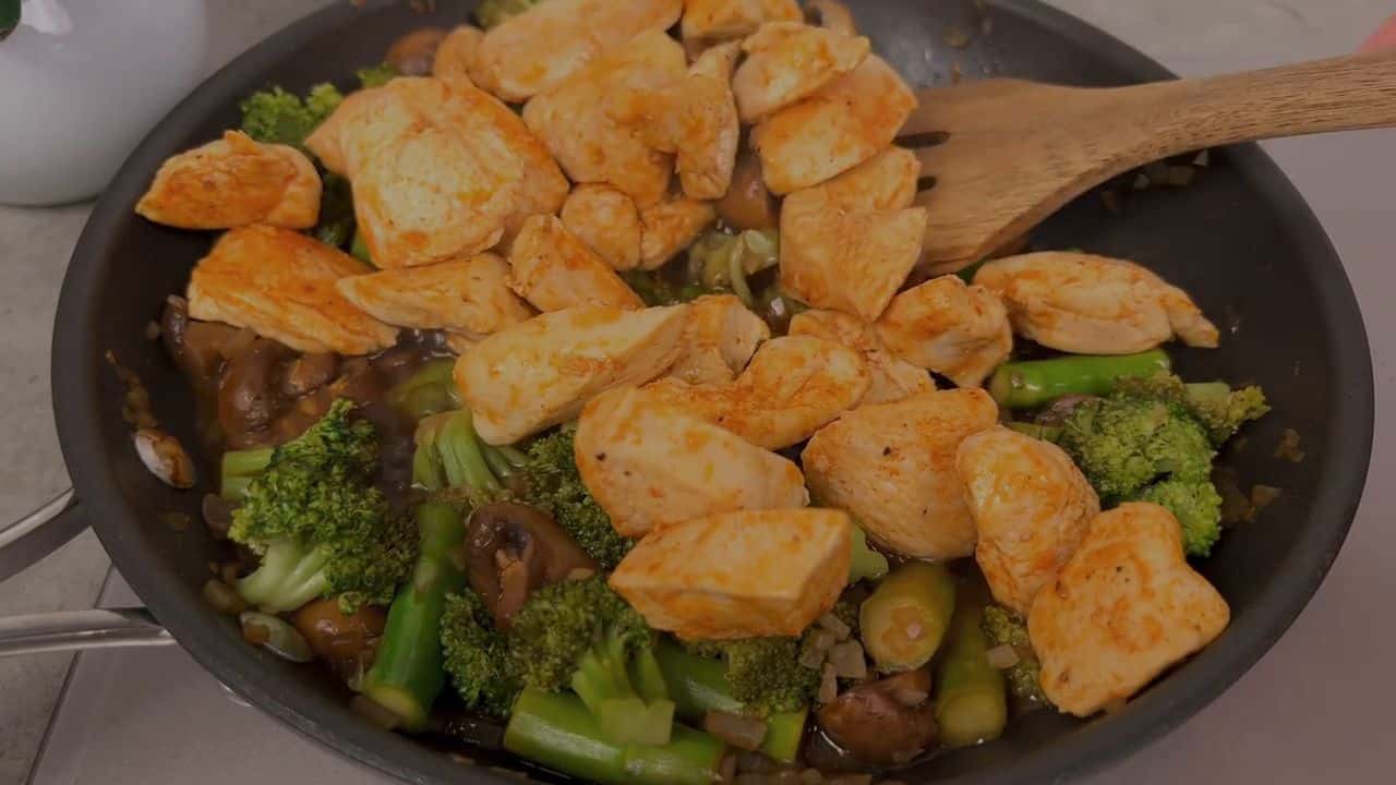 Neuvěřitelná kombinace kuřecích řízků, chřestu a brokolice! vydatné a chutné!