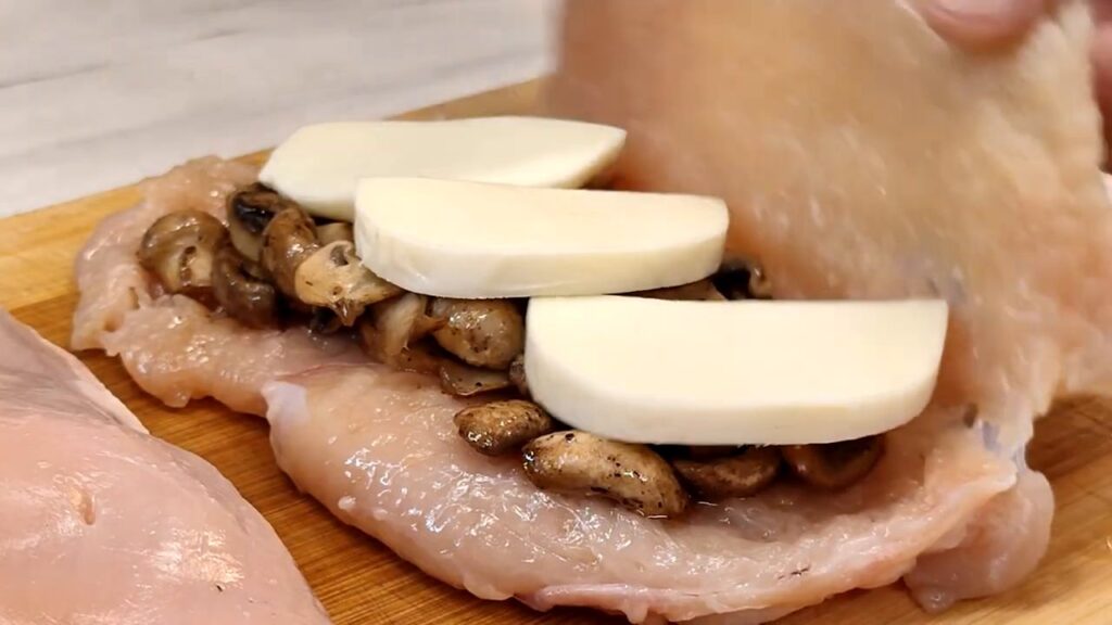 Plněná kuřecí prsa houbami ve smetanové omáčce