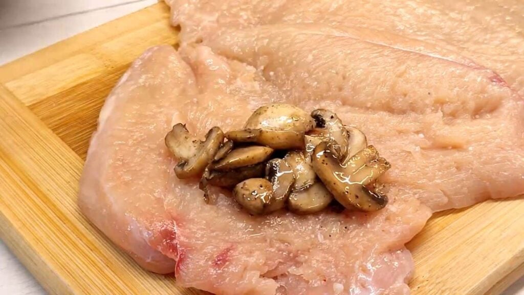 Plněná kuřecí prsa houbami ve smetanové omáčce