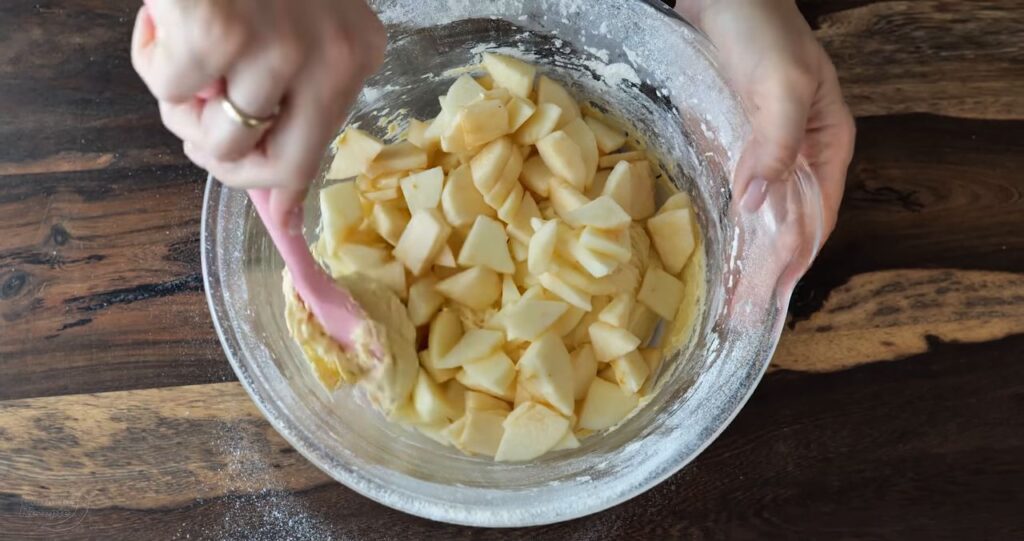 Jednoduchý jablečný koláč jehož příprava vám zabere 10 minut