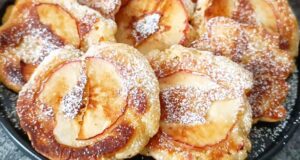 Velmi chutný a rychlý zákusek připravený z jablek Jablečné placičky z pánve – rychlý zákusek z pár surovin