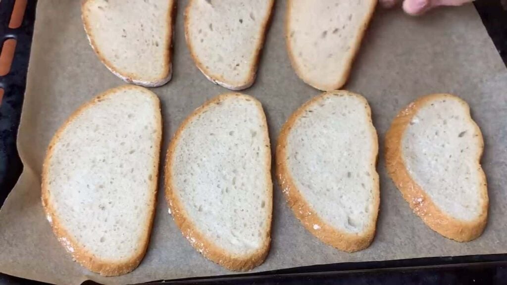 Starý chléb nevyhazujte – připravte si tyto zapečené chlebíky