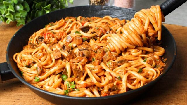 Tyhle lilkové těstoviny mě přivedly k šílenství! vydatné, jednoduché a neuvěřitelně chutné! Tyhle lilkové těstoviny mě přivedly k šílenství! vydatné, jednoduché a neuvěřitelně chutné!