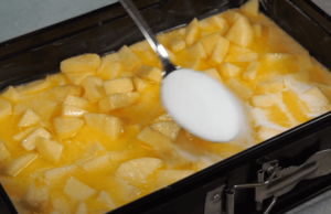 jednoduchý a během pár minut připravený: vyzkoušejte tento lahodný jablečný koláč!