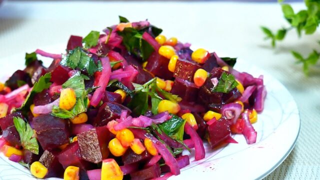Letní salát z červené řepy, cibulí, petrželky a kukuřice Letní salát z červené řepy, cibulí, petrželky a kukuřice