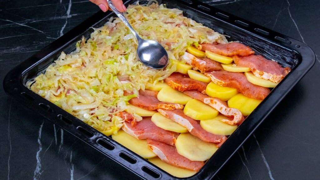 Skvělý oběd – vepřová kotleta, brambory a zelí na jednom plechu