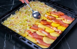 Skvělý oběd - Vepřová kotleta, brambory a zelí na jednom plechu