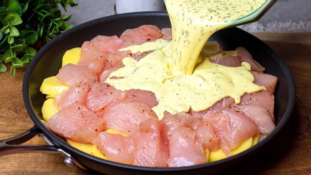 Úžasný recept na pečené kuřecí řízky s pečenými brambory a omáčkou - doporučujeme vyzkoušet! Úžasný recept na pečené kuřecí řízky s pečenými brambory a omáčkou - doporučujeme vyzkoušet!