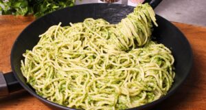 Domácí bazalkové pesto s piniovými oříšky - na těstoviny jako stvořené