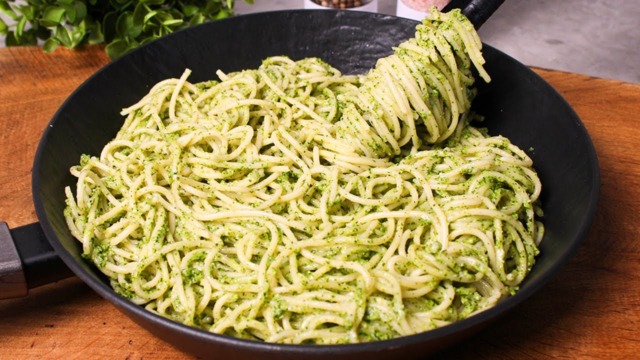 Domácí bazalkové pesto s piniovými oříšky - na těstoviny jako stvořené