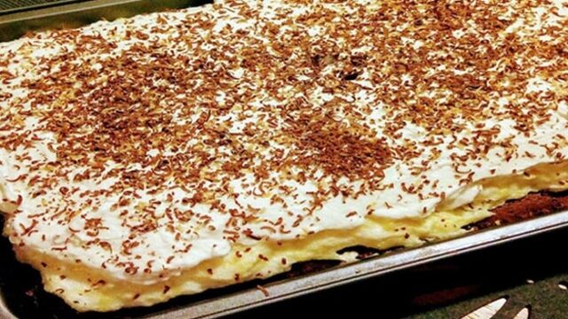 vyzkoušejte tento jemný smetanovo-vanilkový zákusek sypaný kakaem!