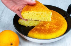 velice snadný recept na krupicový dort s pomerančovou příchutí, který si připravíte na pánvi!
