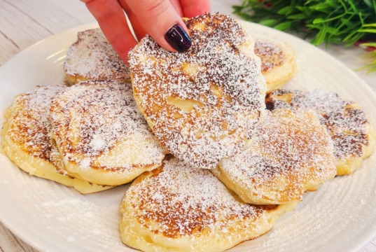 Bleskové jablečné lívance z jogurtového těsta: Nadýchaný recept z 1 jablka Lívance ze strouhaných jablek