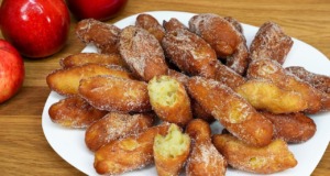 Udělejte si tento recept za pár minut – stačí Vám 1 vejce a 1 jablko Netradiční smažené jablečné koblihy s jogurtem